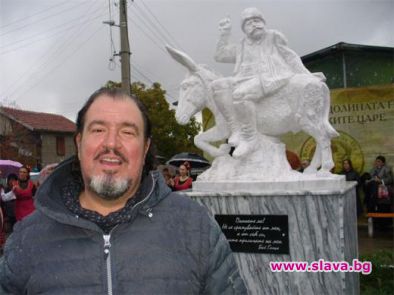 Паметник на Бай Ганьо щръкна пред покоите на Мара