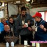 Крава удря Андрей, водещият се страхува от козите във „Фермата” 