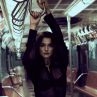 Г-жа Бонд се съблече в метрото