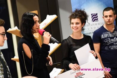 Тийнейджърка обновява библиотеките в Троян с електронни книги