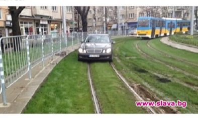 Кола на Външно също нагази в зелените релси на Руски паметник