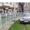 Кола на Външно също нагази в зелените релси на Руски паметник