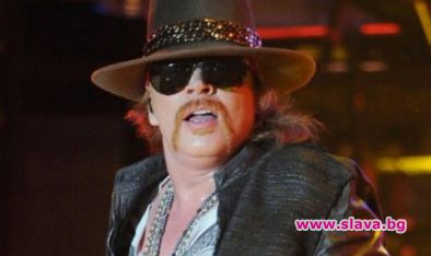 Аксел Роуз счупи крак  