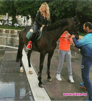 Рени остана без кола, язди кон насред София