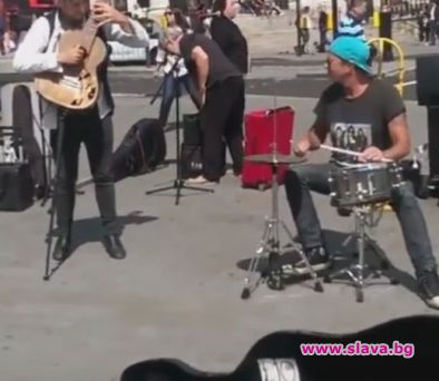 Барабанистът на Red Hot Chili Peppers стана уличен музикант
