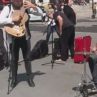 Барабанистът на Red Hot Chili Peppers стана уличен музикант 
