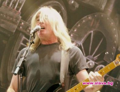 AC/DC останаха и без басист