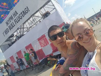 Лора Караджова с мъж под чехъл