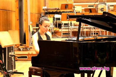 Виртуозна пианитска със специален концерт 