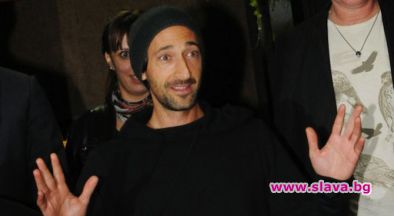 Измамиха Ейдриън Броуди на летището ни