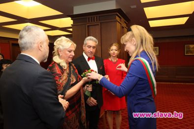 Лора Видинлиева прехвърли имоти на Руши преди сватбата