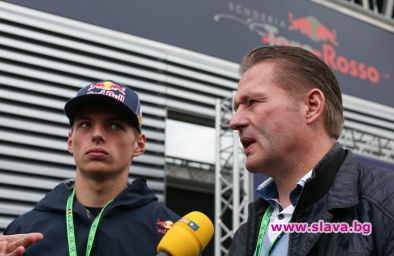 Звезда от Формула 1 зад решетките след сбиване