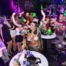 Отварачката запя по сутиен и пижам в нощен клуб