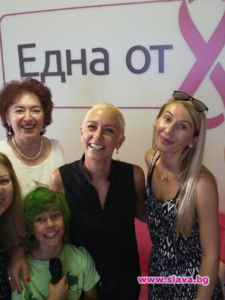 Нана обръсна главата си на живо във Facebook