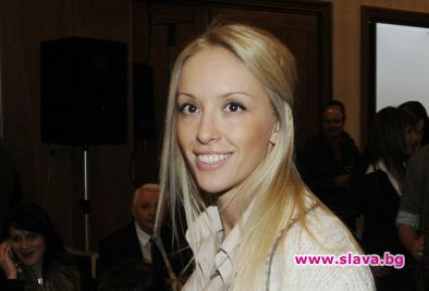 Шехтова не ще бавачки, гледа бебето сама