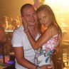 Гъмзата флиртува с млади момичета пред жена си