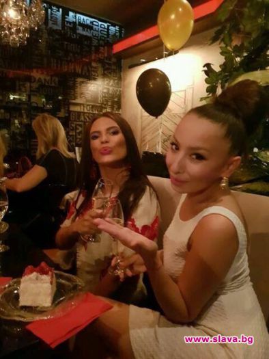 Звезда от София ден и нощ гуляе до зори с топлес модел