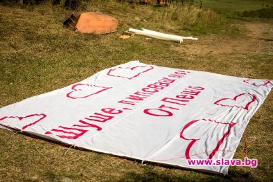 Парапланерист кацна във Фермата с любовно послание и предизвика скандали