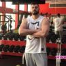 Николай Бареков се похвали с бицепсите си 