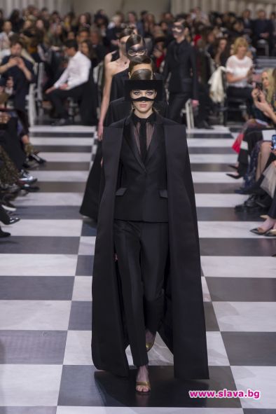 Сюрреалистичният бал на Christian Dior