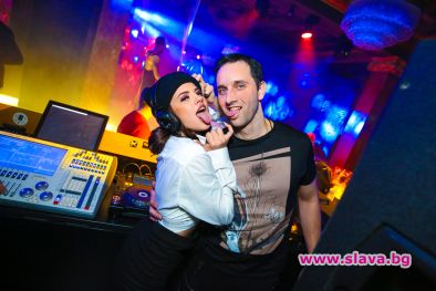 Хитов артист миксира на една сцена с Dara 