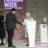 Кралицата с изненадващо посещение на Седмицата на модата в Лондон