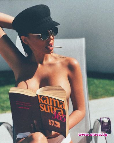 НиЛо без бански и с книга в ръка на 8-и март