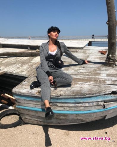 Черната Златка стана за смях с чанта — банан