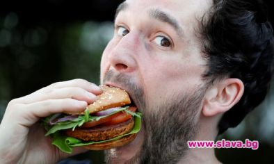 Супермаркет продава бургери, направени от биволски червеи