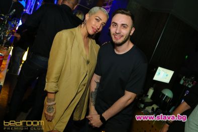 Соул дива си отразя косите