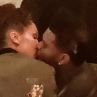 Бела Хадид и The Weeknd в страстна целувка