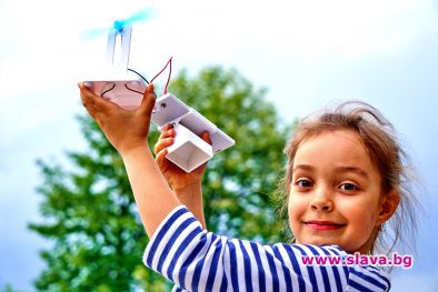 Показват мини водородни коли на деца и младежи пред НДК