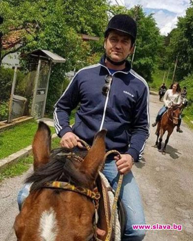 Джерард Бътлър на езда във Владая