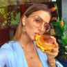 Алекс Богданска показа секси деколте докато хапва