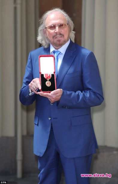 Бари Гиб с рицарско звание