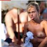 Лейди Амелиа Уиндзор без горнище на плажа