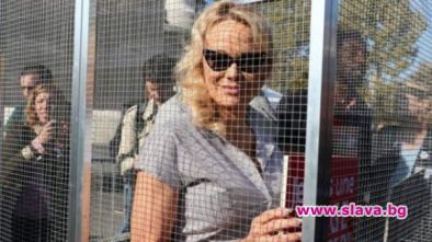 Затвориха Памела Андерсън в клетка