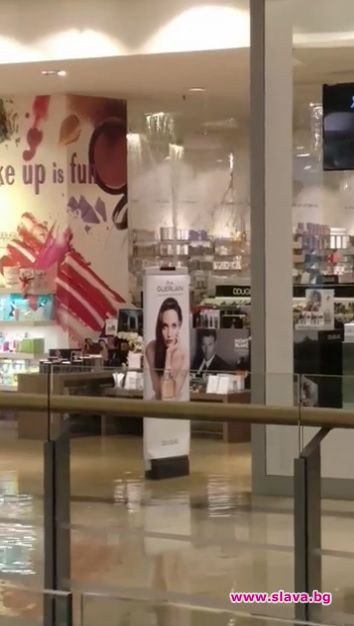 The Mall стана водопад, скапа стока за милиони