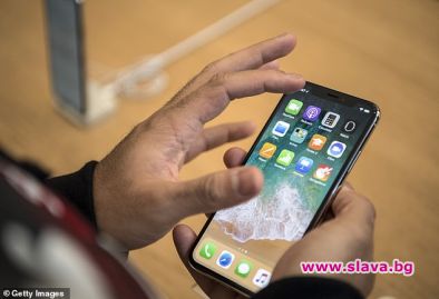 Apple ще забавя iPhone-и, купени само преди година, заради 