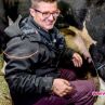 Андрей събира кравешко ако с голи ръце