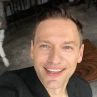 Орлин Павлов забавлява дъщеря си с песни