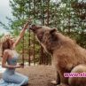 Модел се снима с истински мечок в Русия