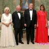 Мелания посрещна Чарлз и Камила в яркочервен тоалет Givenchy