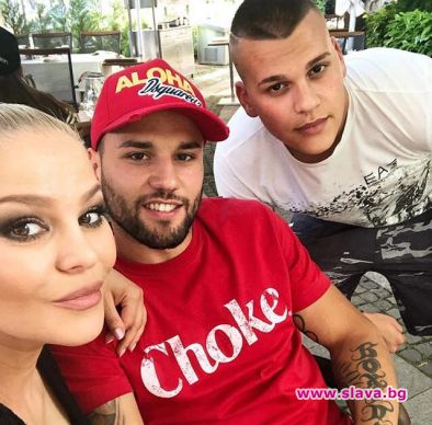 Деси Слава сдобри мъжа и сина си
