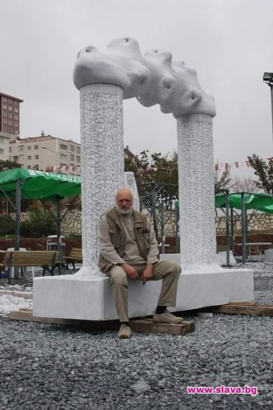 Велислав Минеков с творба в скулптурен парк в Истанбул