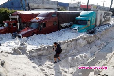 Двуметрова ледена покривка след градушка в Мексико