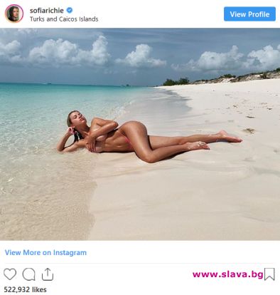 София Ричи с провокация от плажа