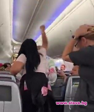 Жена разби лаптоп в главата на приятеля си, гледал друга