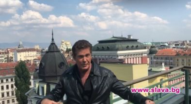 Дейвид Хаселхоф раздава тениски с лика си в София