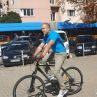 Президентът Радев на колело в центъра на София